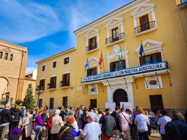 Concentración a favor del campo a las puertas del Ayuntamiento de Motril (AYUNTAMIENTO) Concentración a favor del campo a las puertas del Ayuntamiento de Motril (AYUNTAMIENTO)