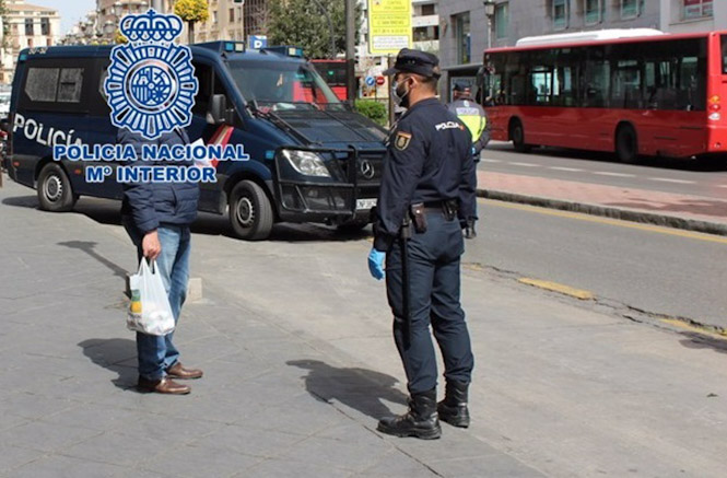 Patrulla policial con un autobús de Rober al fondo, en imagen de archivo (POLICÍA NACIONAL)