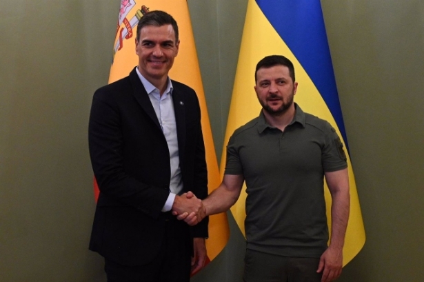 El presidente del Gobierno, Pedro Sánchez, con el mandatario ucraniano, Volodimir Zelenski, en el palacio presidencial de Kiev (POOL MONCLOA/BORJA PUIG DE LA BELLACASA) El presidente del Gobierno, Pedro Sánchez, con el mandatario ucraniano, Volodimir Zelenski, en el palacio presidencial de Kiev (POOL MONCLOA/BORJA PUIG DE LA BELLACASA)