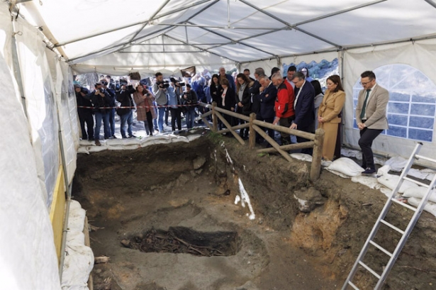 El ministro Ángel Víctor Torres y la fiscal Dolores Delgado visitan con la Universidad de Granada los trabajos de exhumación en el barranco de Víznar (ÁLEX CÁMARA-EUROPA PRESS)