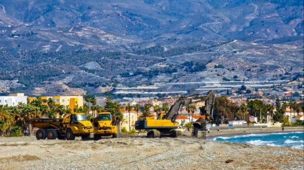 Trasvase de arena en una playa de Motril de cara a la Semana Santa (AYUNTAMIENTO) Trasvase de arena en una playa de Motril de cara a la Semana Santa (AYUNTAMIENTO)
