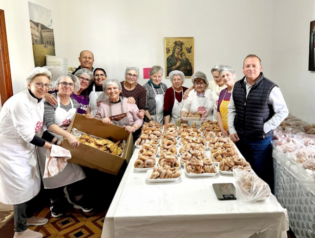 El alcalde cullero junto a las voluntarias que elaboran los roscos y pestiños (AYTO. CÚLLAR VEGA) El alcalde cullero junto a las voluntarias que elaboran los roscos y pestiños (AYTO. CÚLLAR VEGA)