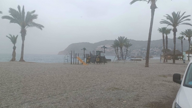 Medios mecánicos acondicionan las playas de Almuñécar (AYUNTAMIENTO) Medios mecánicos acondicionan las playas de Almuñécar (AYUNTAMIENTO)