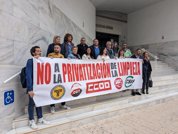 Representantes de los trabajadores municipales de Motril ante el edificio de los juzgados (COMITÉ DE EMPRESA DEL AYUNTAMIENTO) Representantes de los trabajadores municipales de Motril ante el edificio de los juzgados (COMITÉ DE EMPRESA DEL AYUNTAMIENTO)