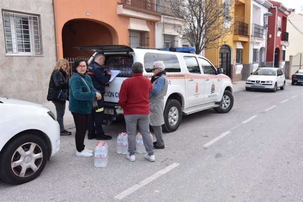 Imagen de archivo de reparto de agua en Baza, por el corte del suministro, ya solventado, en algunas zonas de la ciudad (AYUNTAMIENTO) Imagen de archivo de reparto de agua en Baza, por el corte del suministro, ya solventado, en algunas zonas de la ciudad (AYUNTAMIENTO)