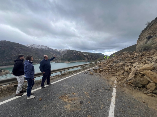 El alcalde de Güéjar Sierra, Jose Robles, tercero por la izquierda en la imagen analiza la situación en la GR-3200 (PERFIL DEL AYUNTAMIENTO EN LA RED SOCIAL `X`)