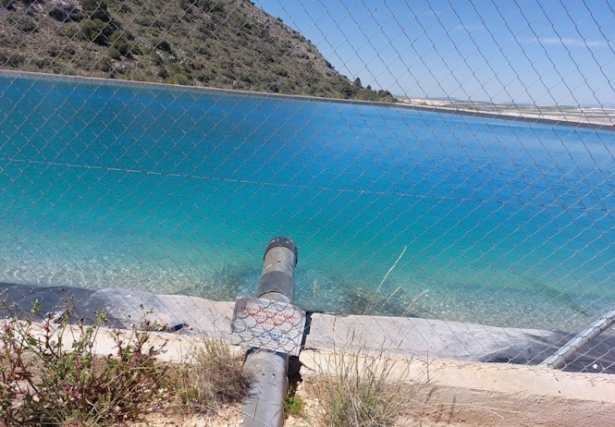 Balsa de 95.000 m3 ubicada en Fuente Olivares, en Pedro Martínez (CHG) Balsa de 95.000 m3 ubicada en Fuente Olivares, en Pedro Martínez (CHG)