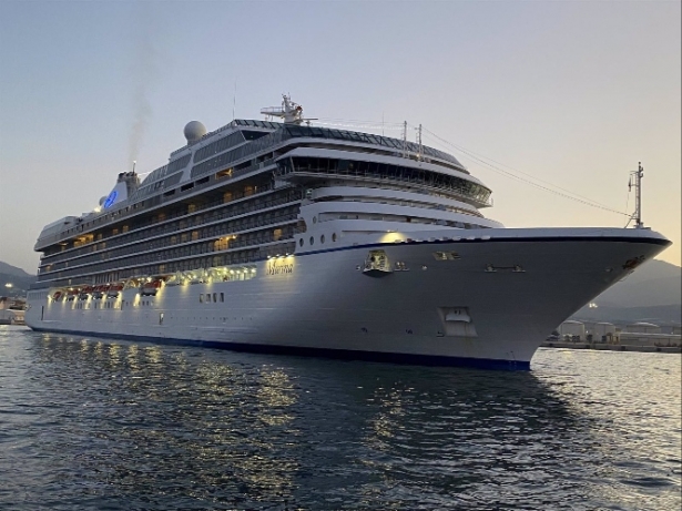 El crucero Marina (PUERTO DE MOTRIL) El crucero Marina (PUERTO DE MOTRIL)