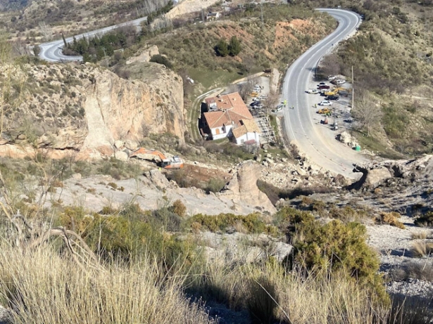 Trabajos en la A-395 tras el desprendimiento de una ladera, en imagen de archivo (JUNTA) Trabajos en la A-395 tras el desprendimiento de una ladera, en imagen de archivo (JUNTA)