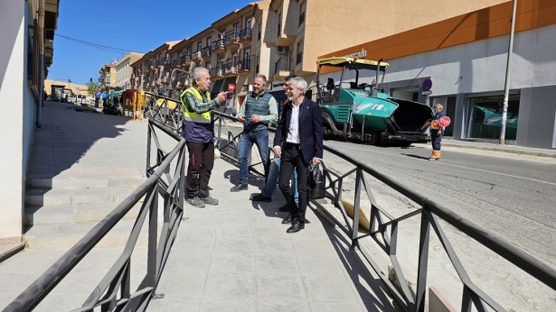El alcalde (derecha) visita las obras de la Avenida González Robles de Órgiva (AYTO. ÓRGIVA) El alcalde (derecha) visita las obras de la Avenida González Robles de Órgiva (AYTO. ÓRGIVA)