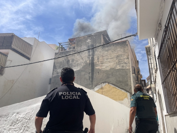Humo sabiendo del edificio (AYTO. ALMUÑÉCAR) Humo sabiendo del edificio (AYTO. ALMUÑÉCAR)