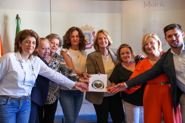 Foto de familia tras la adhesión (AYTO. MOTRIL) Foto de familia tras la adhesión (AYTO. MOTRIL)