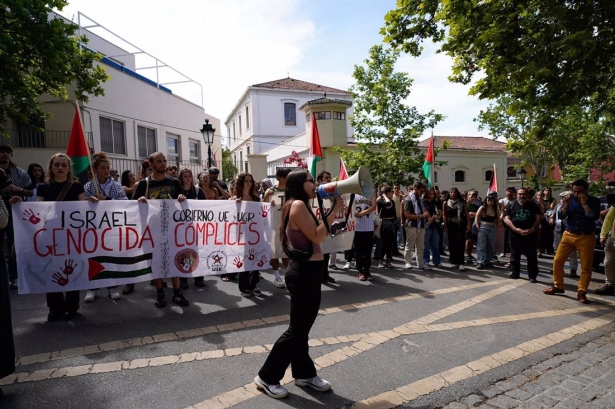 Manifestación en solidaridad con Palestina convocada por los organizadores de la acampada que se desarrolla en la Universidad de Granada por la ruptura de relaciones con Israel (ARSENIO ZURITA/EUROPA PRESS) Manifestación en solidaridad con Palestina convocada por los organizadores de la acampada que se desarrolla en la Universidad de Granada por la ruptura de relaciones con Israel (ARSENIO ZURITA/EUROPA PRESS)