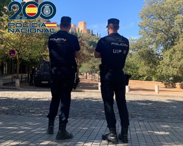 Agentes de la Policia Nacional (POLICIA NACIONAL) Agentes de la Policia Nacional (POLICIA NACIONAL)