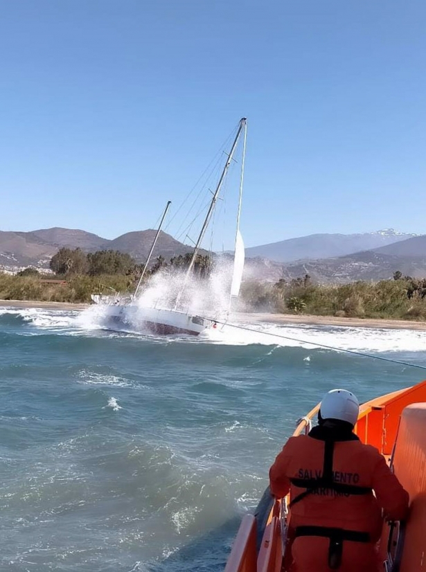 Velero encallado en la bocana del Puerto de Motril (SALVAMENTO MARÍTIMO) Velero encallado en la bocana del Puerto de Motril (SALVAMENTO MARÍTIMO)