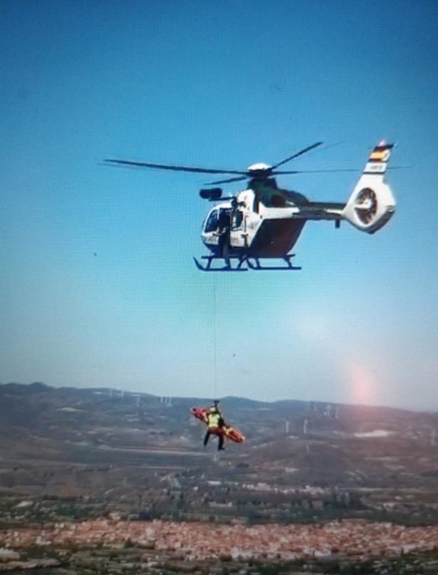 Rescatado en helicóptero un conductor tras caer por un barranco de unos 40 metros en Nigüelas (GUARDIA CIVIL) Rescatado en helicóptero un conductor tras caer por un barranco de unos 40 metros en Nigüelas (GUARDIA CIVIL)
