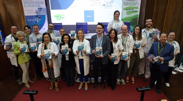Autores y asistentes al acto de presentación muestran el manual `Utilidad de la monitorización ambulatoria de la presión arterial en fenotipos clínicos específicos` (JUNTA DE ANDALUCÍA) Autores y asistentes al acto de presentación muestran el manual `Utilidad de la monitorización ambulatoria de la presión arterial en fenotipos clínicos específicos` (JUNTA DE ANDALUCÍA)