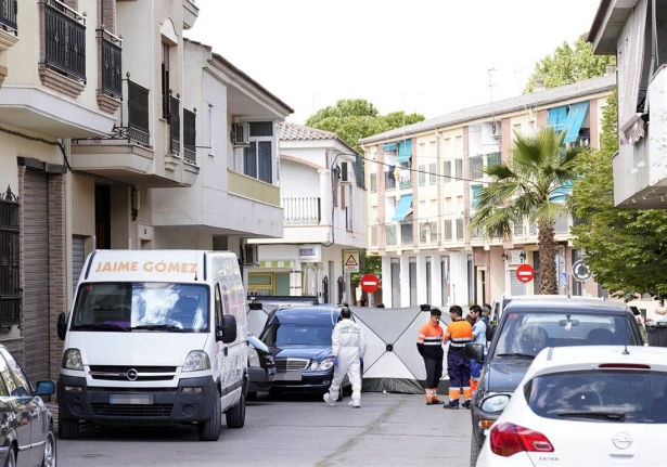 Efectivos junto a la vivienda de Huétor Tájar (Granada) ha matado a sus nietos antes de suicidarse (ARSENIO ZURITA / EUROPA PRESS) Efectivos junto a la vivienda de Huétor Tájar (Granada) ha matado a sus nietos antes de suicidarse (ARSENIO ZURITA / EUROPA PRESS)