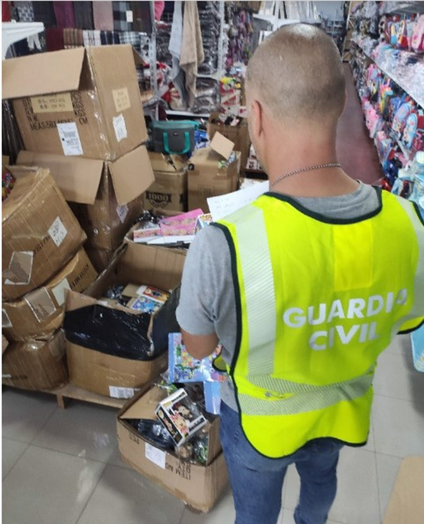 La Guardia Civil se incauta en Atarfe de material falsificado por valor de más de 200.000 euros (GUARDIA CIVIL) La Guardia Civil se incauta en Atarfe de material falsificado por valor de más de 200.000 euros (GUARDIA CIVIL)