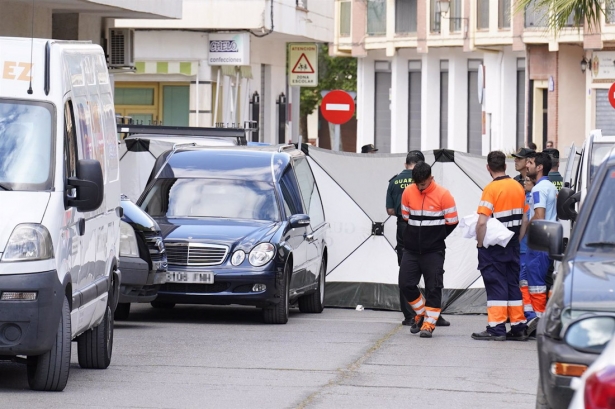 La Guardia Civil y los servicios funerarios en la puerta del domicilio de Huétor Tájar donde tuvo lugar el crimen, el pasado lunes (ARSENIO ZURITA/EUROPA PRESS) La Guardia Civil y los servicios funerarios en la puerta del domicilio de Huétor Tájar donde tuvo lugar el crimen, el pasado lunes (ARSENIO ZURITA/EUROPA PRESS)