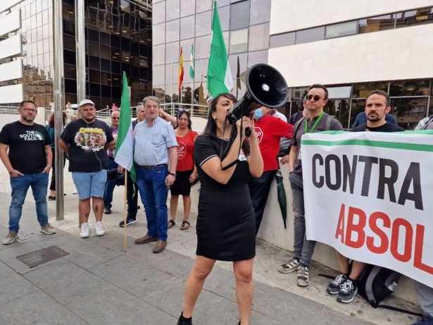 Concentración en los juzgados por el juicio contra tres miembros del SAT (ADELANTE ANDALUCÍA) Concentración en los juzgados por el juicio contra tres miembros del SAT (ADELANTE ANDALUCÍA)
