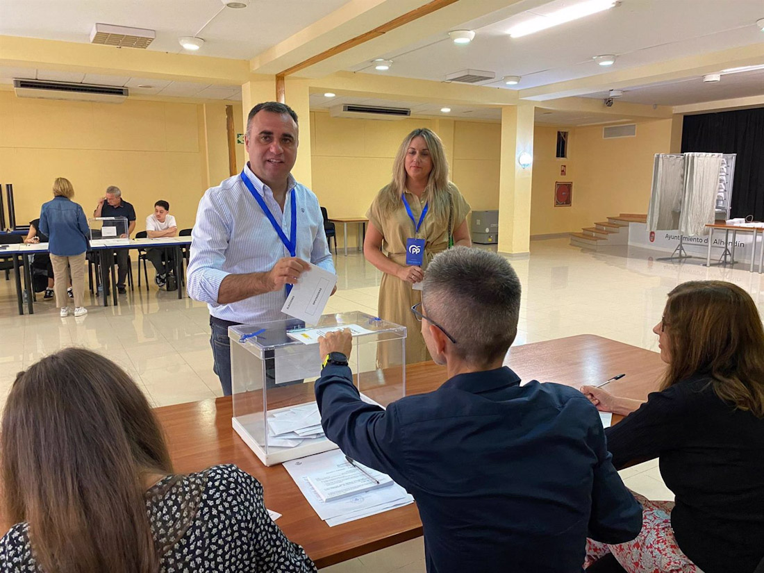 El presidente provincial del PP de Granada, Francis Rodríguez, ejerce su derecho al voto (PP DE GRANADA)