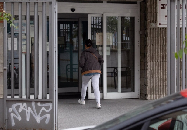Una mujer entra a un centro de salud, en imagen de archivo (EDUARDO PARRA - EUROPA PRESS) Una mujer entra a un centro de salud, en imagen de archivo (EDUARDO PARRA - EUROPA PRESS)