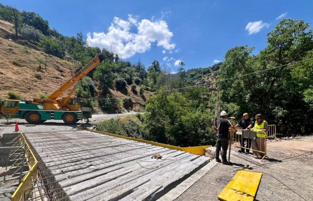 Trabajos en el puente sobre el río Maitena (AYUNTAMIENTO)