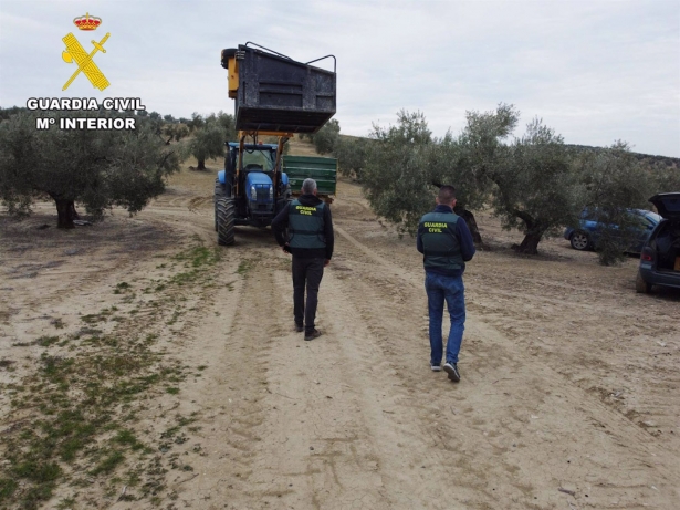 Agentes de la Guardia Civil en una finca. (GUARDIA CIVIL) Agentes de la Guardia Civil en una finca. (GUARDIA CIVIL)