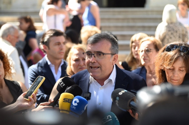 El subdelegado del Gobierno en Granada, José Antonio Montilla, atiende a los medios durante la concentración por los crímenes machistas en Zafarraya (SUBDELEGACIÓN DEL GOBIERNO EN GRANADA) El subdelegado del Gobierno en Granada, José Antonio Montilla, atiende a los medios durante la concentración por los crímenes machistas en Zafarraya (SUBDELEGACIÓN DEL GOBIERNO EN GRANADA)