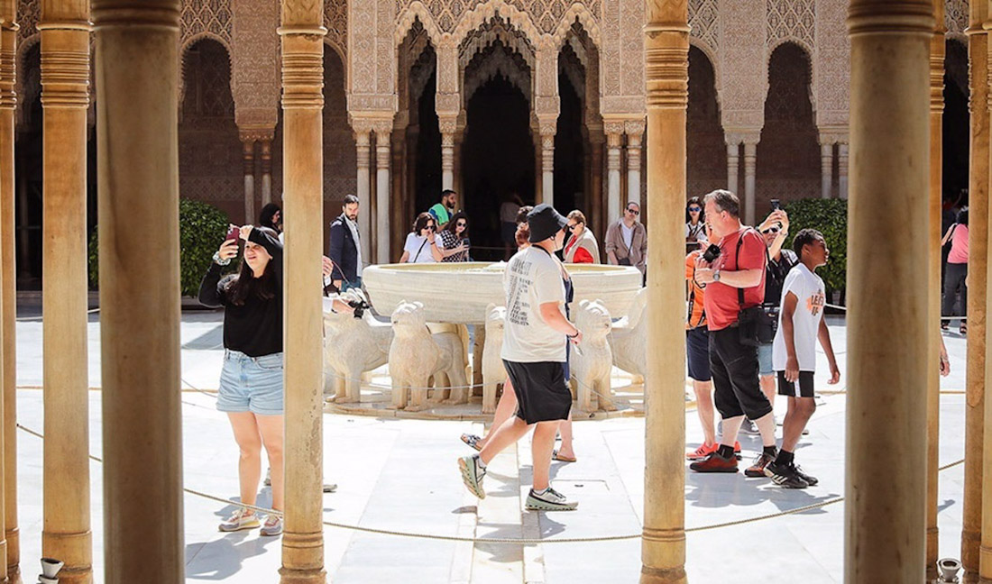 Turistas en la Alhambra de Granada, en imagen de archivo (JUNTA/ARCHIVO)