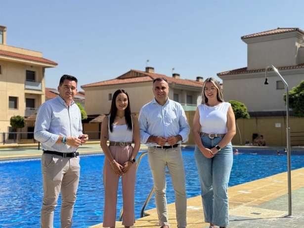 El alcalde de Alhendín, Francis Rodríguez, en la piscina del municipio (AYUNTAMIENTO DE ALHENDÍN)