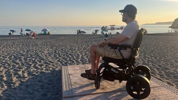 Marcelino es un vecino de Salobreña con esclerosis múltiple que pide una playa accesible (MIGUEL GARCÍA PAREDES)