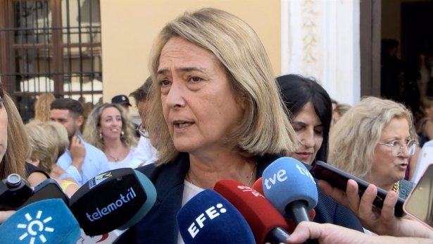 La alcaldesa de Motril, Luisa García Chamorro, atiende a los medios (EUROPA PRESS)