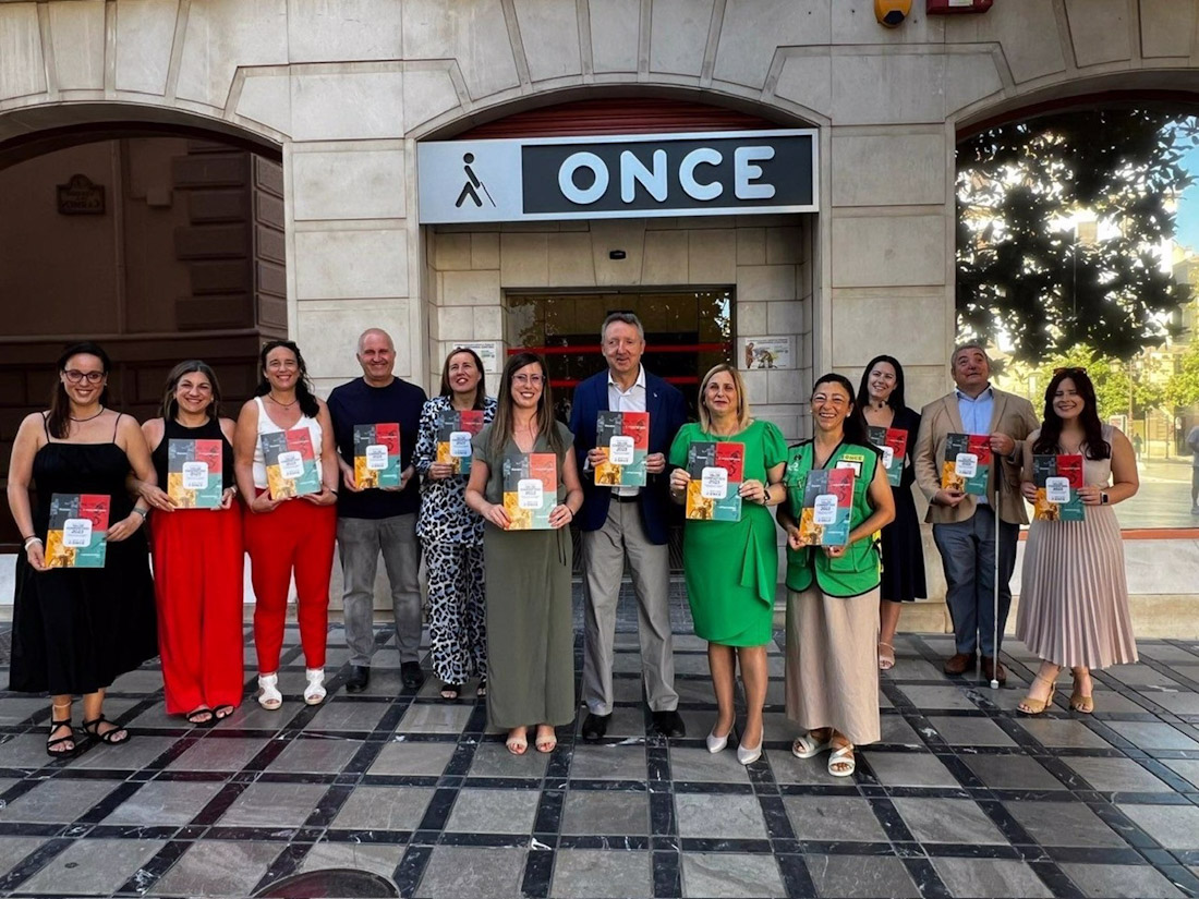Presentación del informe de valor compartido de la ONCE con el delegado en Andalucía, Cristóbal Martínez (ONCE)