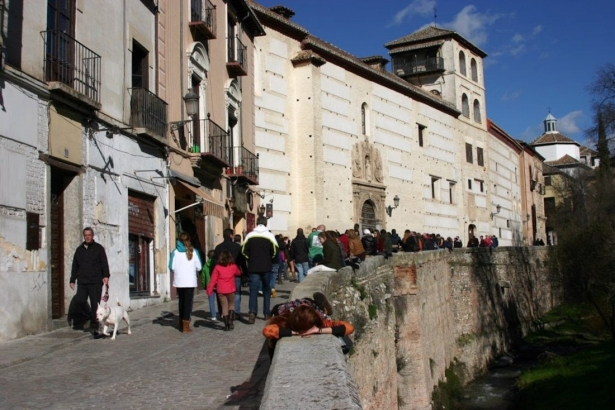 Peatones en la Carrera del Darro, en Granada, en imagen de archivo( LABIN GRANADA)