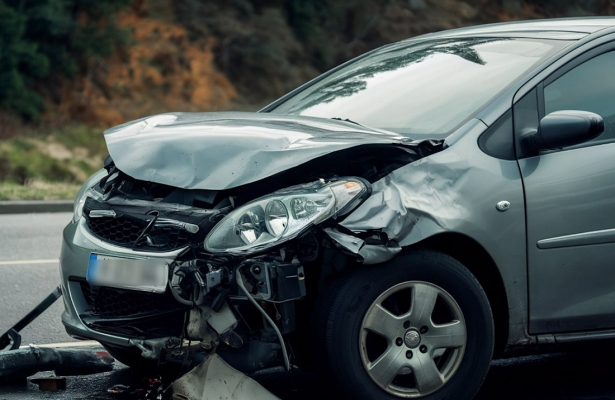 Imagen de archivo de un coche accidentado en carretera (UNIVERSIDAD DE GRANADA)