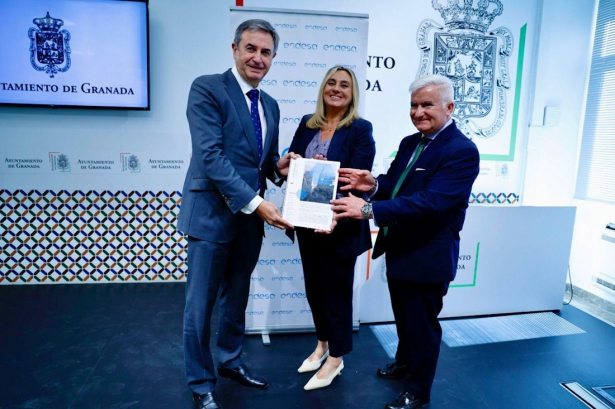 El director de Endesa en Andalucía, Extremadura, Ceuta y Melilla, Rafael Sánchez Durán, la alcaldesa de Granada, Marifrán Carazo, y el edil de Recursos Humanos, Vito Epíscopo (AYUNTAMIENTO) El director de Endesa en Andalucía, Extremadura, Ceuta y Melilla, Rafael Sánchez Durán, la alcaldesa de Granada, Marifrán Carazo, y el edil de Recursos Humanos, Vito Epíscopo (AYUNTAMIENTO)