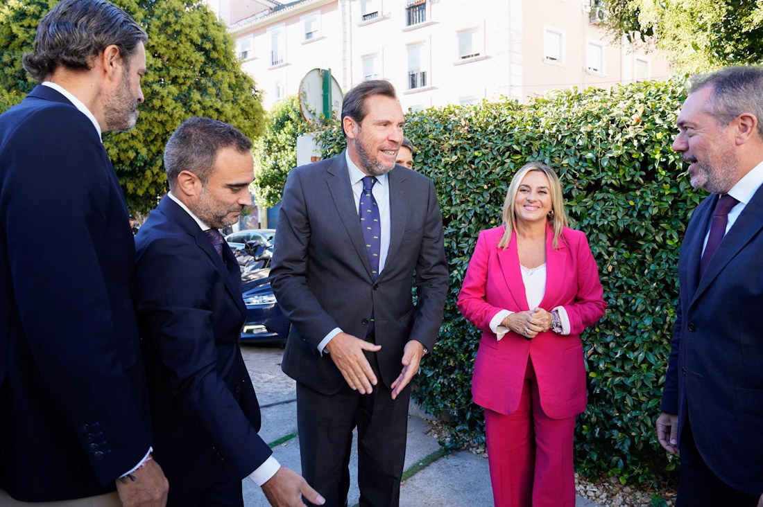 El ministro de Transporte y Movilidad Sostenible, Óscar Puente (2i), junto a la alcaldesa de Granada Marifran Carazo, el director de Ideal Granada Quico Chirino (1i), y el senador del PSOE Juan Espadas (1d) (ARSENIO ZURITA - EUROPA PRESS)