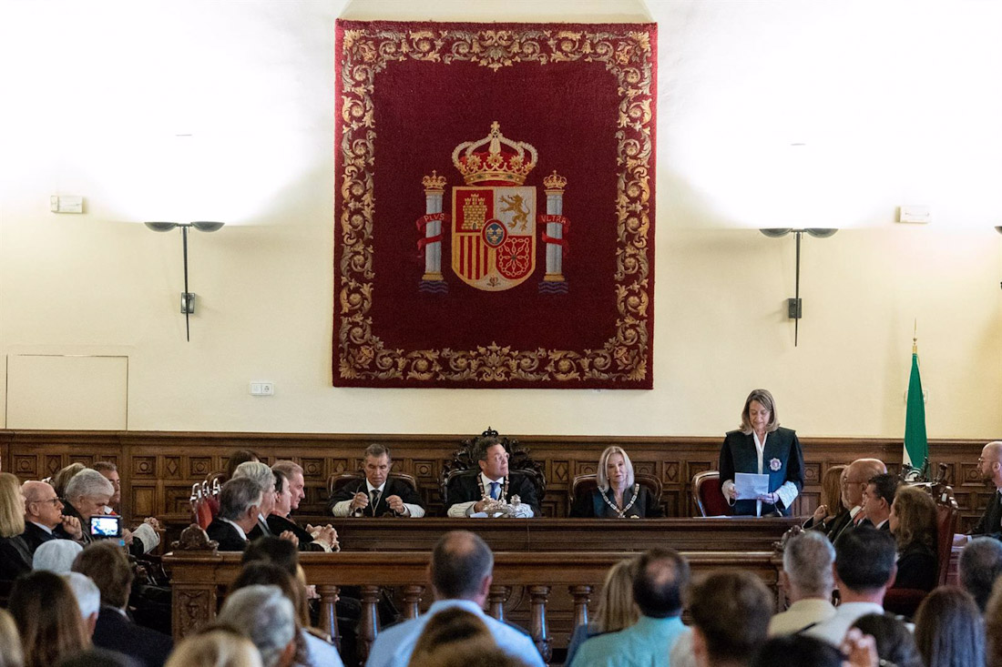 La nueva Fiscal Provincial de Granada, Concepción Rodríguez Cabezas, interviene tras la toma de posesión (FRANCISCO J. OLMO - EUROPA PRESS)