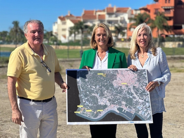 La alcaldesa de Motril, Luisa García Chamorro, junto a la teniente de alcalde de Promoción Turística, Mª Ángeles Escámez, y el teniente de alcalde de Urbanismo, Antonio Escámez (AYUNTAMIENTO DE MOTRIL) La alcaldesa de Motril, Luisa García Chamorro, junto a la teniente de alcalde de Promoción Turística, Mª Ángeles Escámez, y el teniente de alcalde de Urbanismo, Antonio Escámez (AYUNTAMIENTO DE MOTRIL)