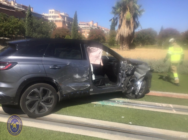 Coche que impactó con el metro (PERFIL DE BOMBEROS EN LA RED SOCIAL X)