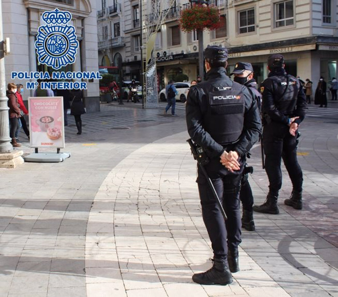 Patrulla de la Policía Nacional en el centro de Granada. (POLICÍA NACIONAL)