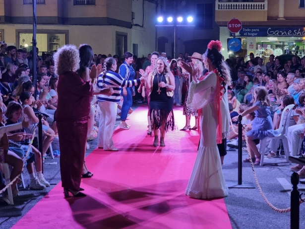 Desfile de moda en la noche en blanco de Cúllar Vega (AYTO. CÚLLAR VEGA) Desfile de moda en la noche en blanco de Cúllar Vega (AYTO. CÚLLAR VEGA)