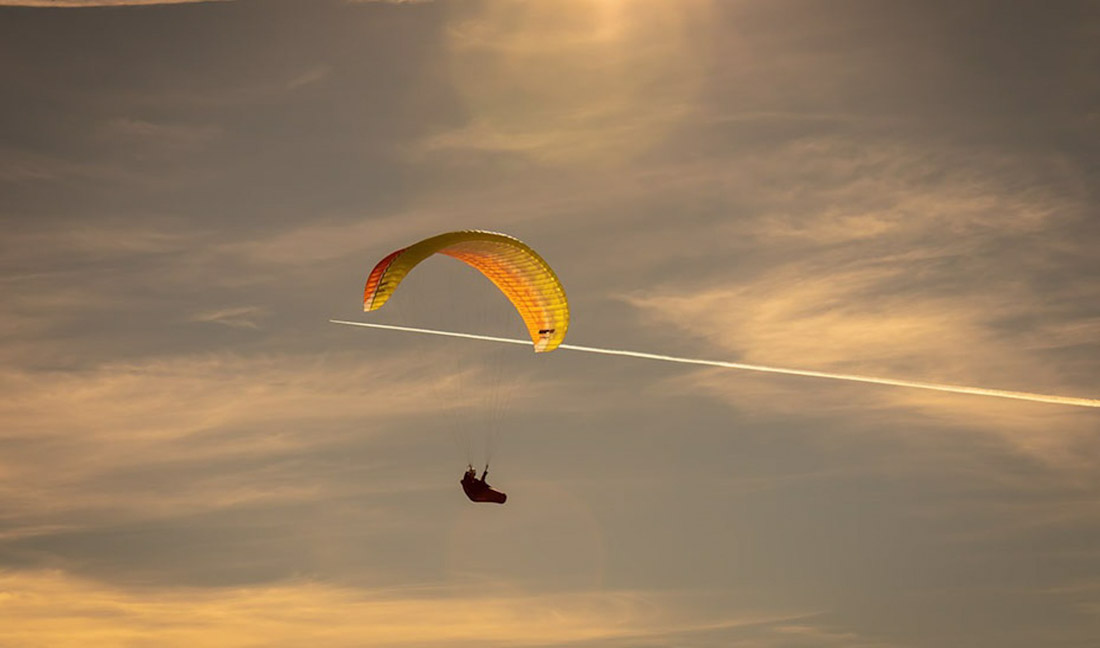 Parapente en el cielo. Imagen de archivo (EMERGENCIAS 112)