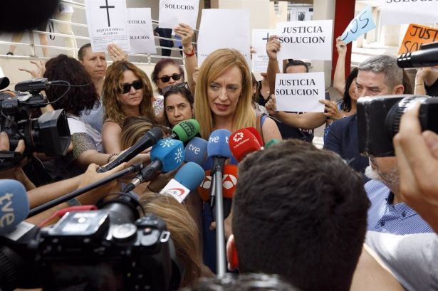 La exalcaldesa de Maracena, Berta Linares, atiende a los medios a su llegada a los juzgados en julio del año pasado. Archivo (ÁLEX CÁMARA-EUROPA PRESS )
