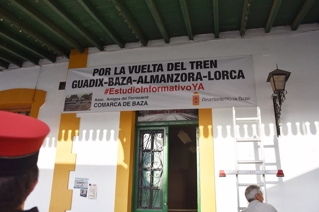 Pancarta en la antigua estación de tren de Baza que se ha mostrado durante las recientes fiestas de la ciudad (AYUNTAMIENTO)