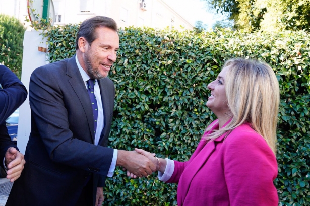 El ministro de Transportes y Movilidad Sostenible, Óscar Puente, junto a la alcaldesa de Granada Marifran Carazo, a principios de septiembre (ARSENIO ZURITA - EUROPA PRESS)