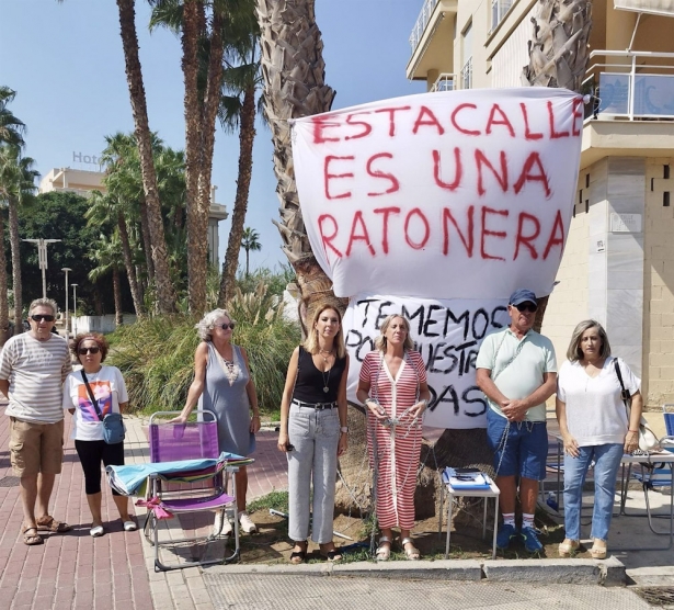 Vecinos del Residencial Arenas de Poniente en su protesta (PSOE) Vecinos del Residencial Arenas de Poniente en su protesta (PSOE)