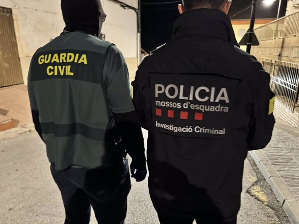 Agentes de la Guardia Civil y de los Mossos d`Esquadra (MOSSOS D`ESQUADRA) Agentes de la Guardia Civil y de los Mossos d`Esquadra (MOSSOS D`ESQUADRA)